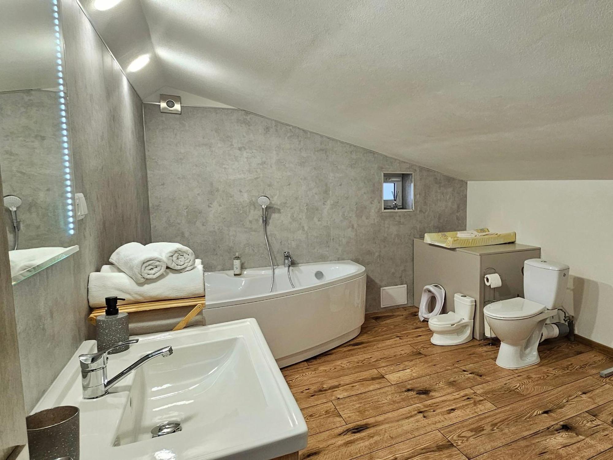 Uv Apartmany บันสกา ชีอาว์นีซา ภายนอก รูปภาพ